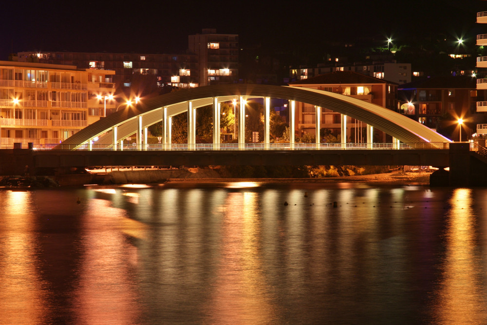 Brücke bei Nacht