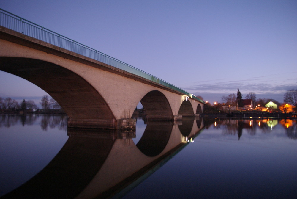 Brücke bei Nacht