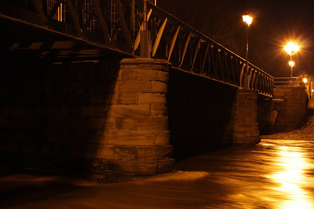 Brücke bei Nacht