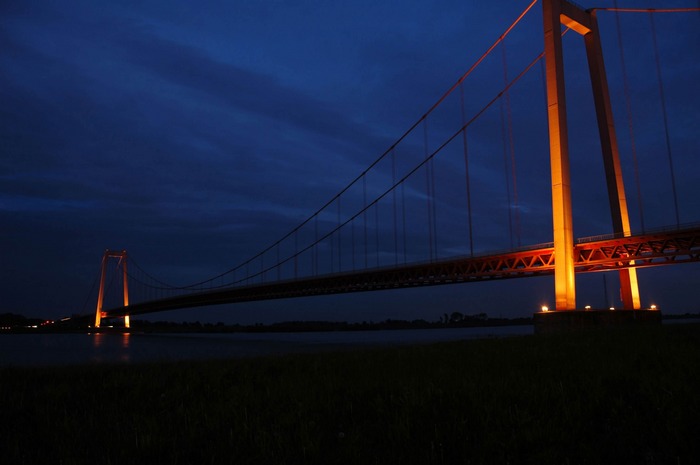 Brücke bei Nacht