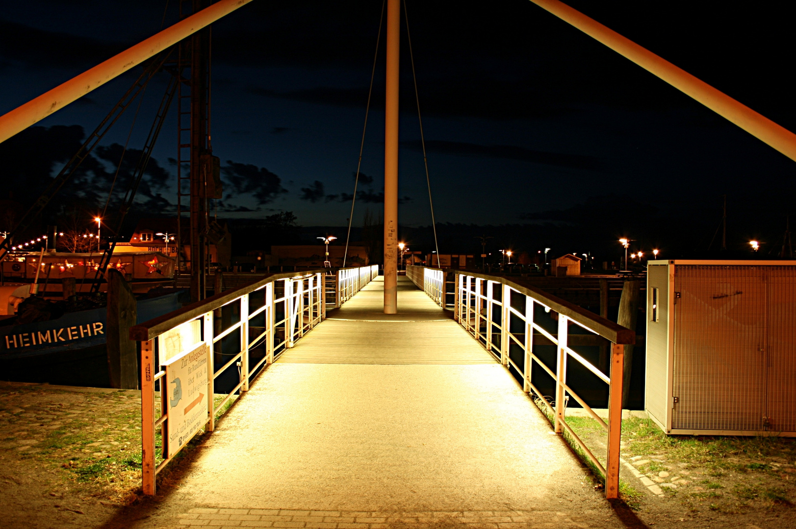 Brücke bei Nacht im Hafen von Greifswald