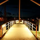 Brücke bei Nacht im Hafen von Greifswald