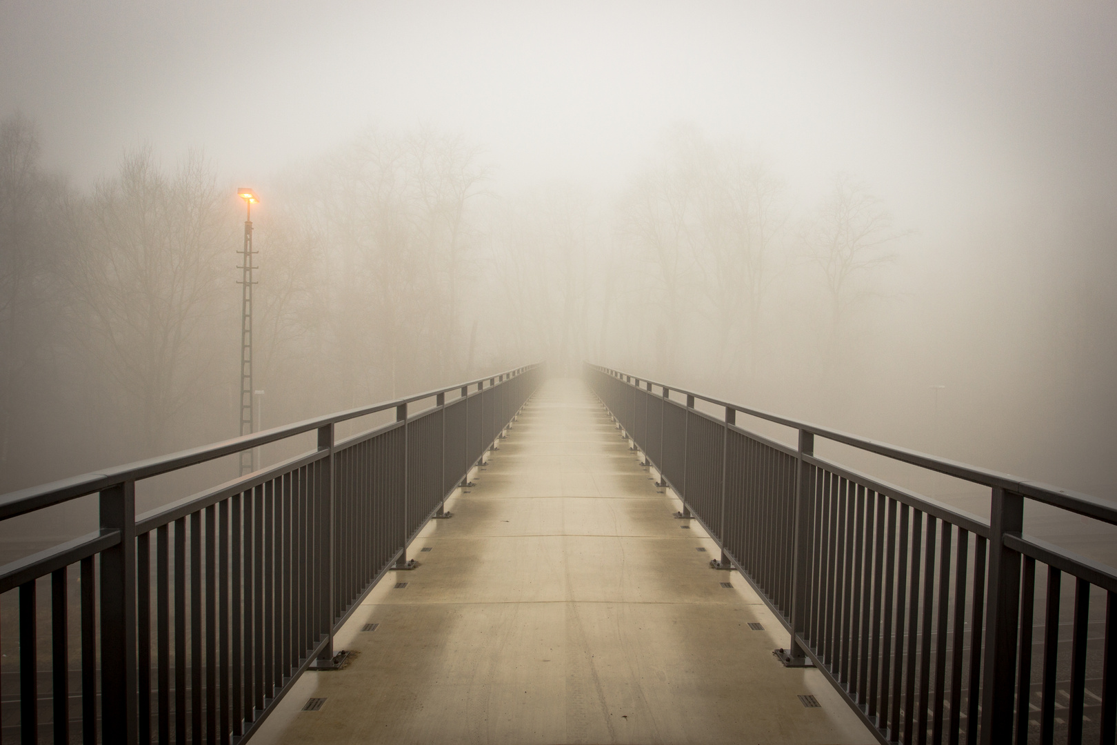 Brücke bei Nebel.