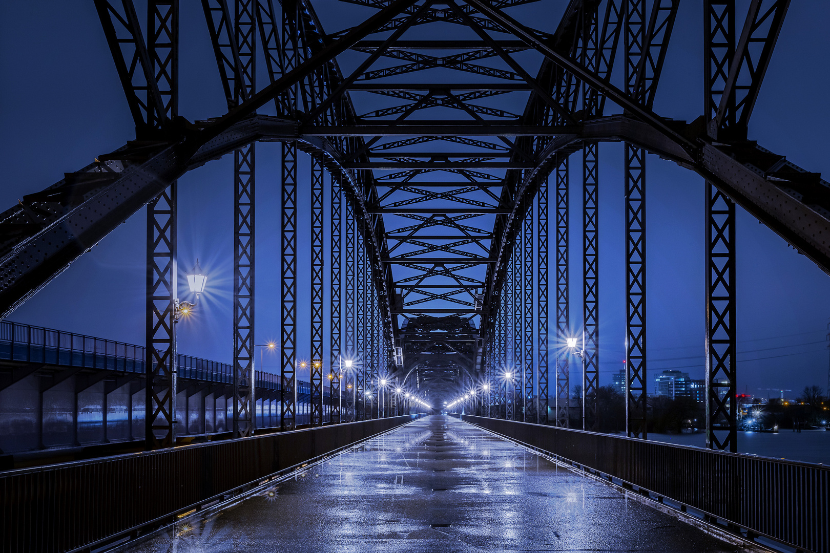 Brücke bei Regen