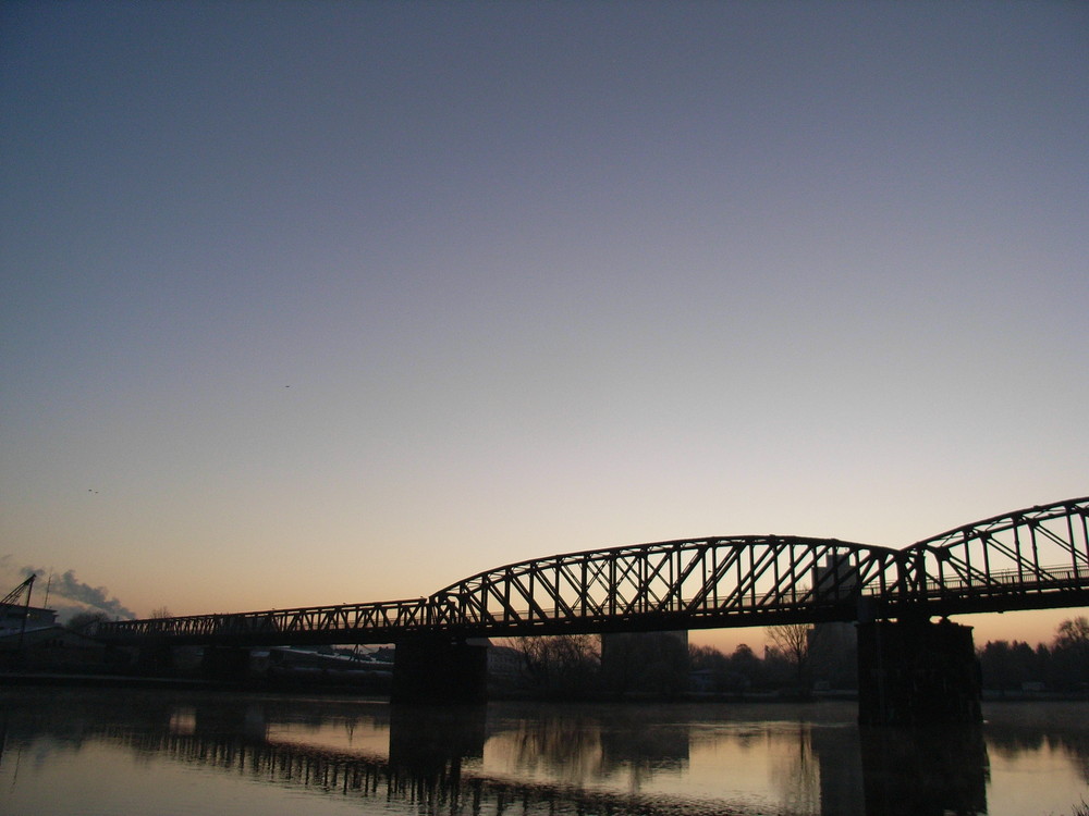 Brücke bei Sonnenaufgang