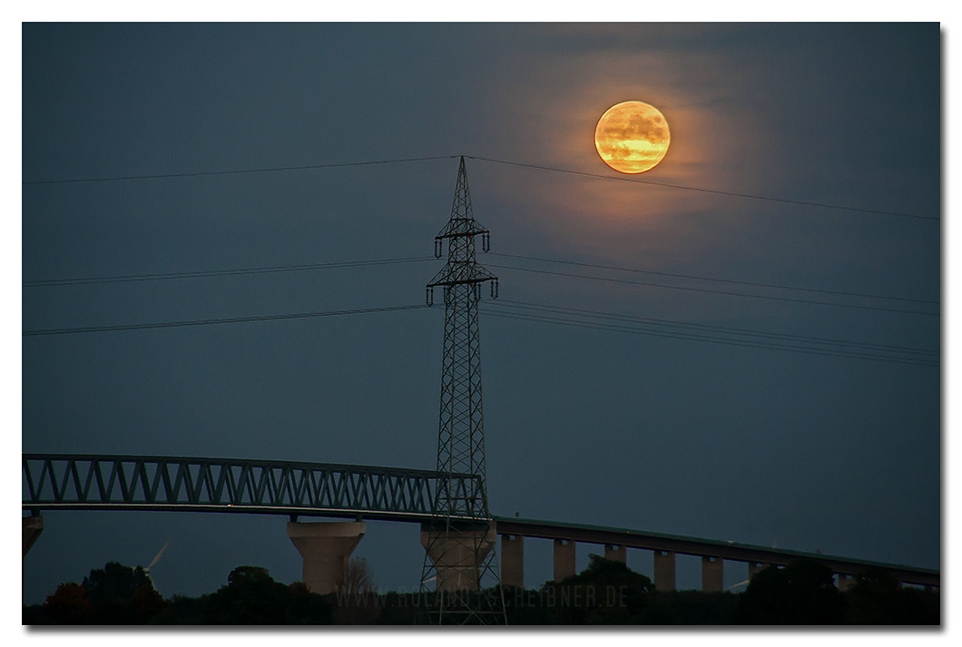 Brücke bei Vollmond