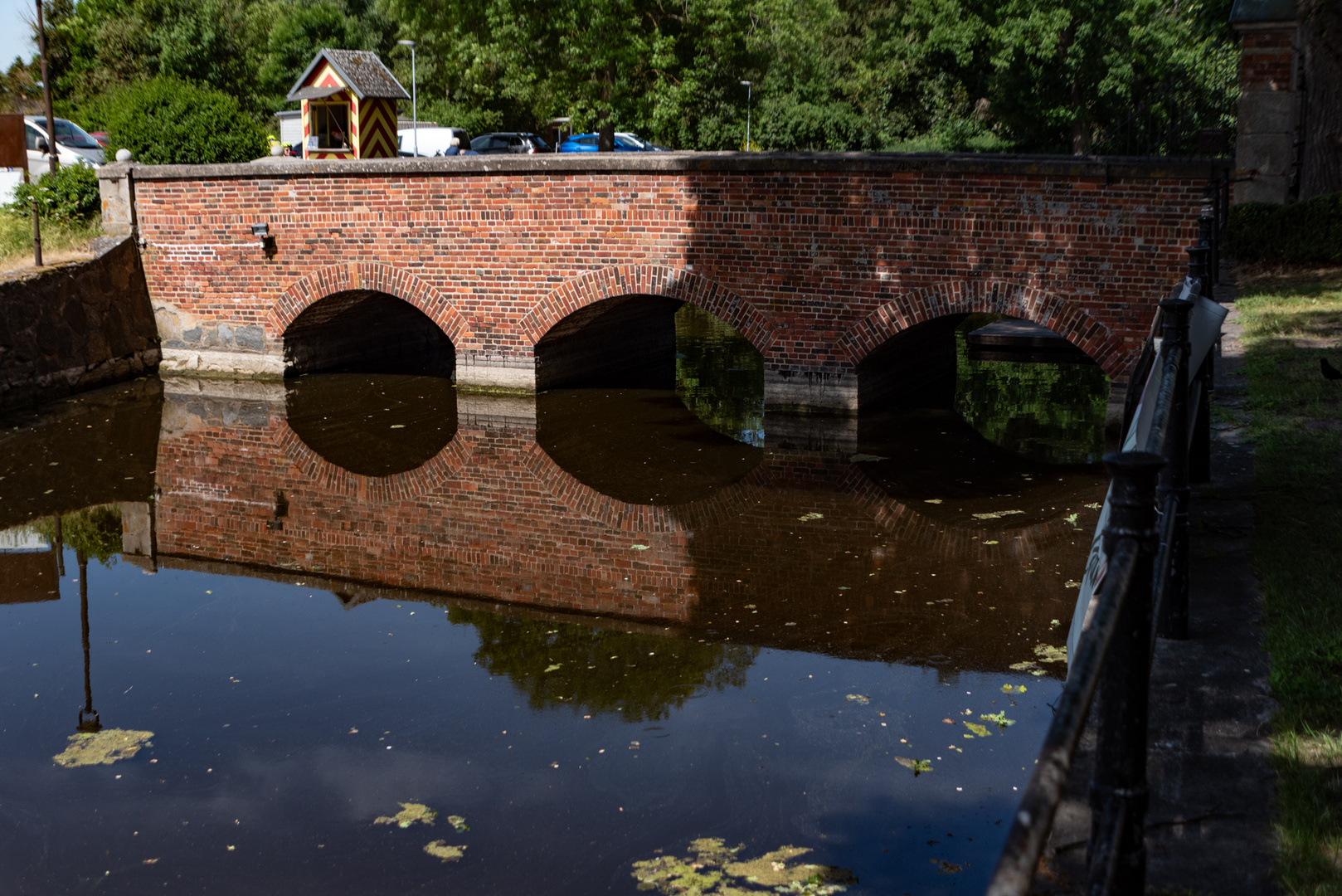 Brücke beim Wasser -Schloß Mellenthin