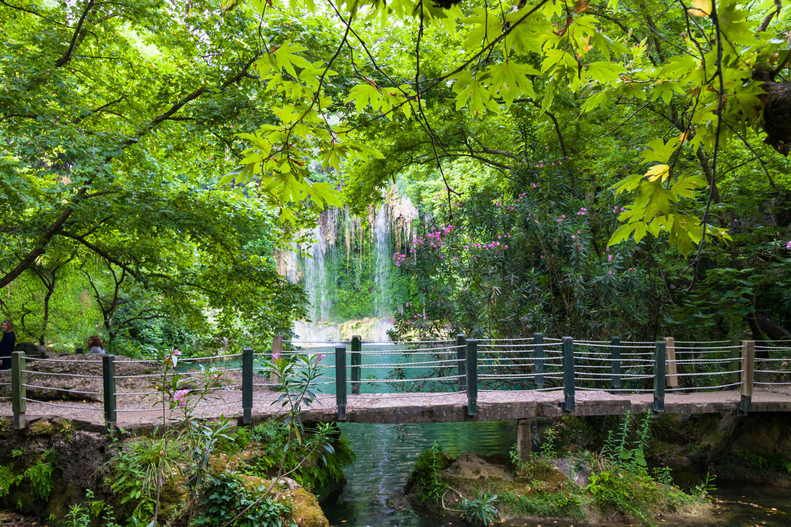 Brücke beim Wasserfall