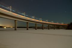 Brücke der Botniabanan mit vorbeifahrendem Zug