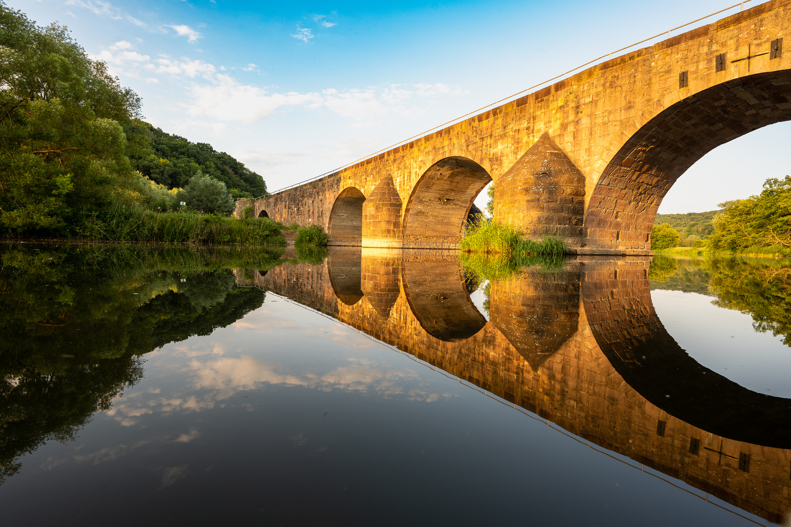 Brücke der Einheit im Abendlicht