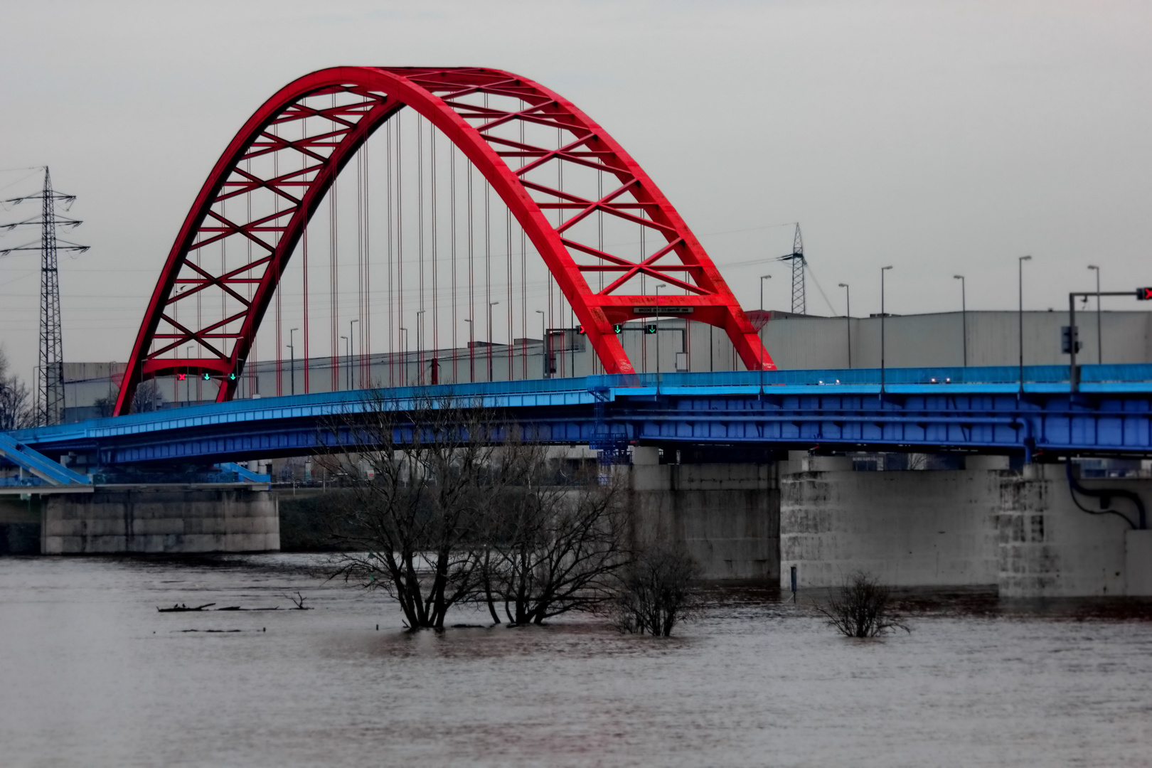 Brücke der Solidarität Foto & Bild | fotos, spezial, rot ...