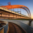 Brücke der Solidarität im goldenen Licht