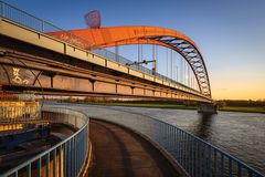 Brücke der Solidarität im goldenen Licht