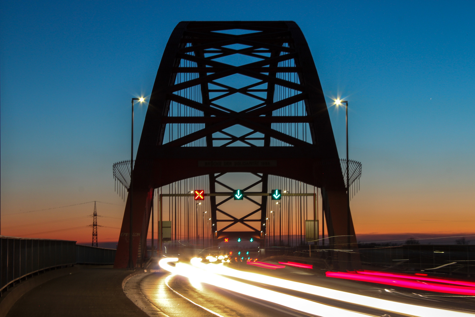 Brücke der Solidarität im Sonnenuntergang