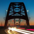 Brücke der Solidarität im Sonnenuntergang