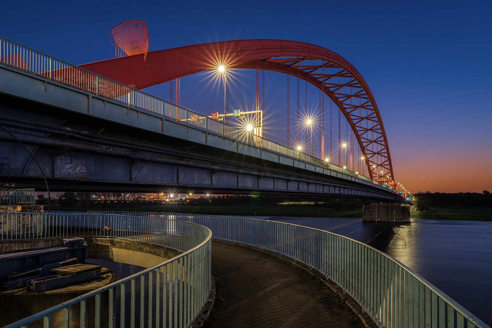 Brücke der Solidarität in der Blauen Stunde