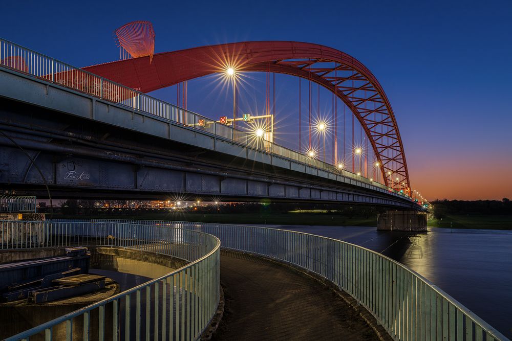 Brücke der Solidarität in der Blauen Stunde