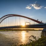 Brücke der Solidarität zum Sonnenuntergang
