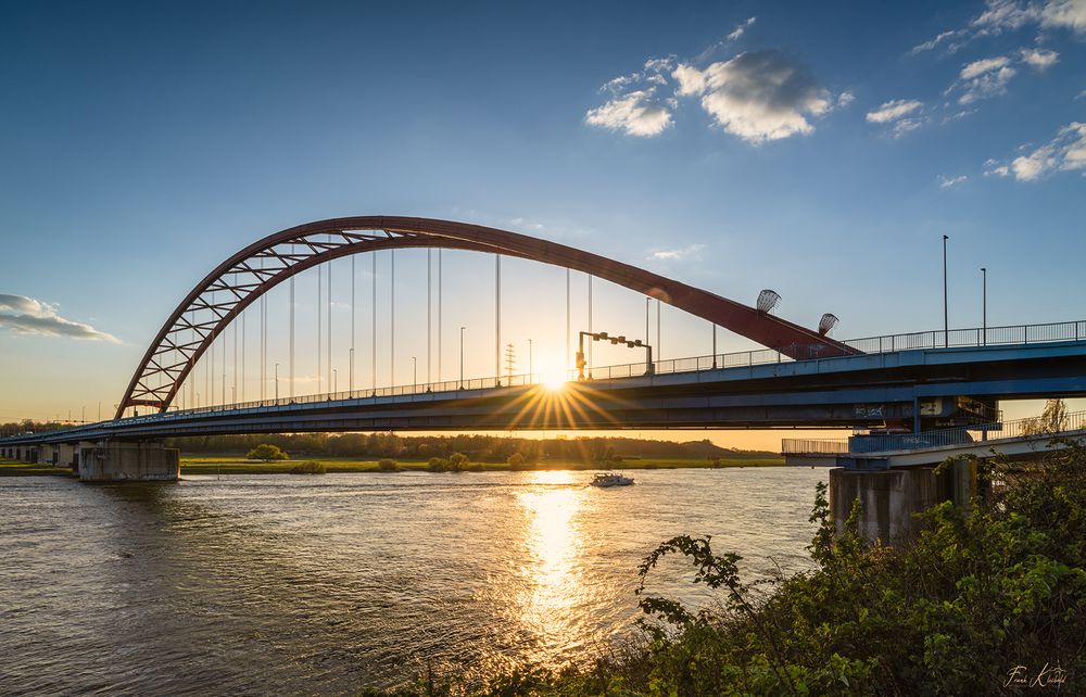 Brücke der Solidarität zum Sonnenuntergang