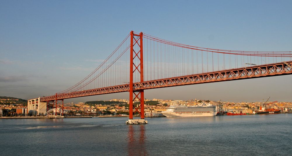 Brücke des 25. April mit der Crown Princess im Hintergrund