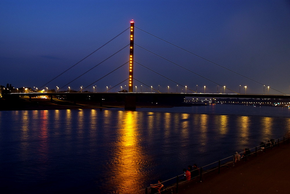 Brücke Düsseldorf bei Nacht