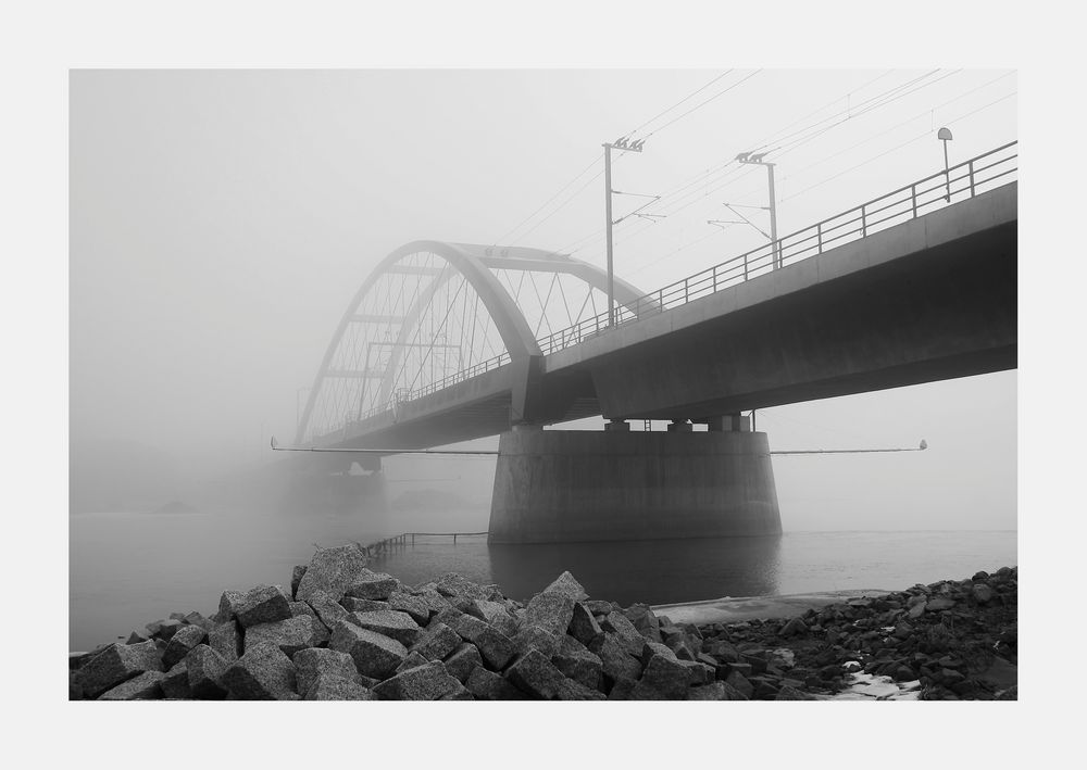 Brücke durch den Nebel