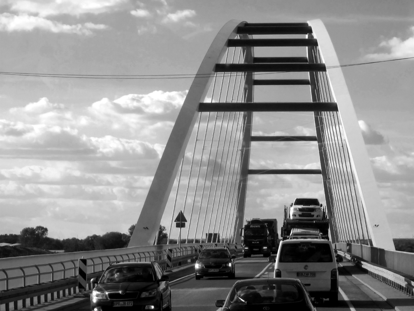 Brücke führt über die Elbe