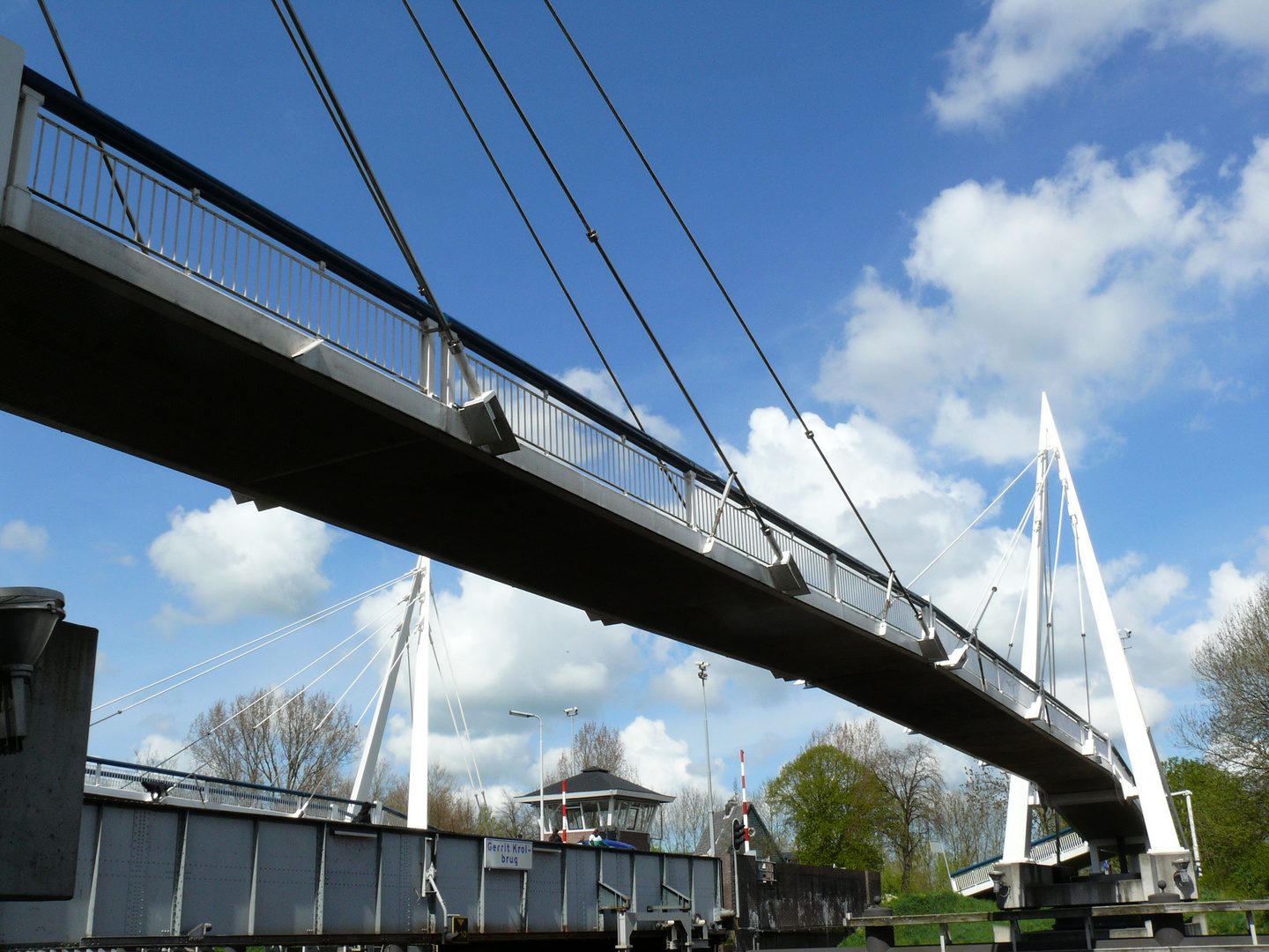 Brücke für fussgänger und radfahrer neben alte brücke