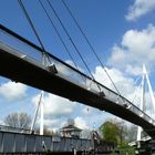 Brücke für fussgänger und radfahrer neben alte brücke