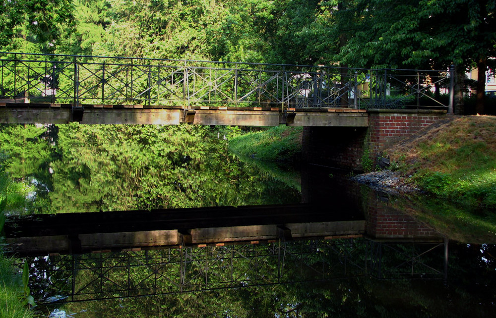 Brücke gespiegelt