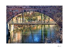 Brücke hinter dem Torbogen