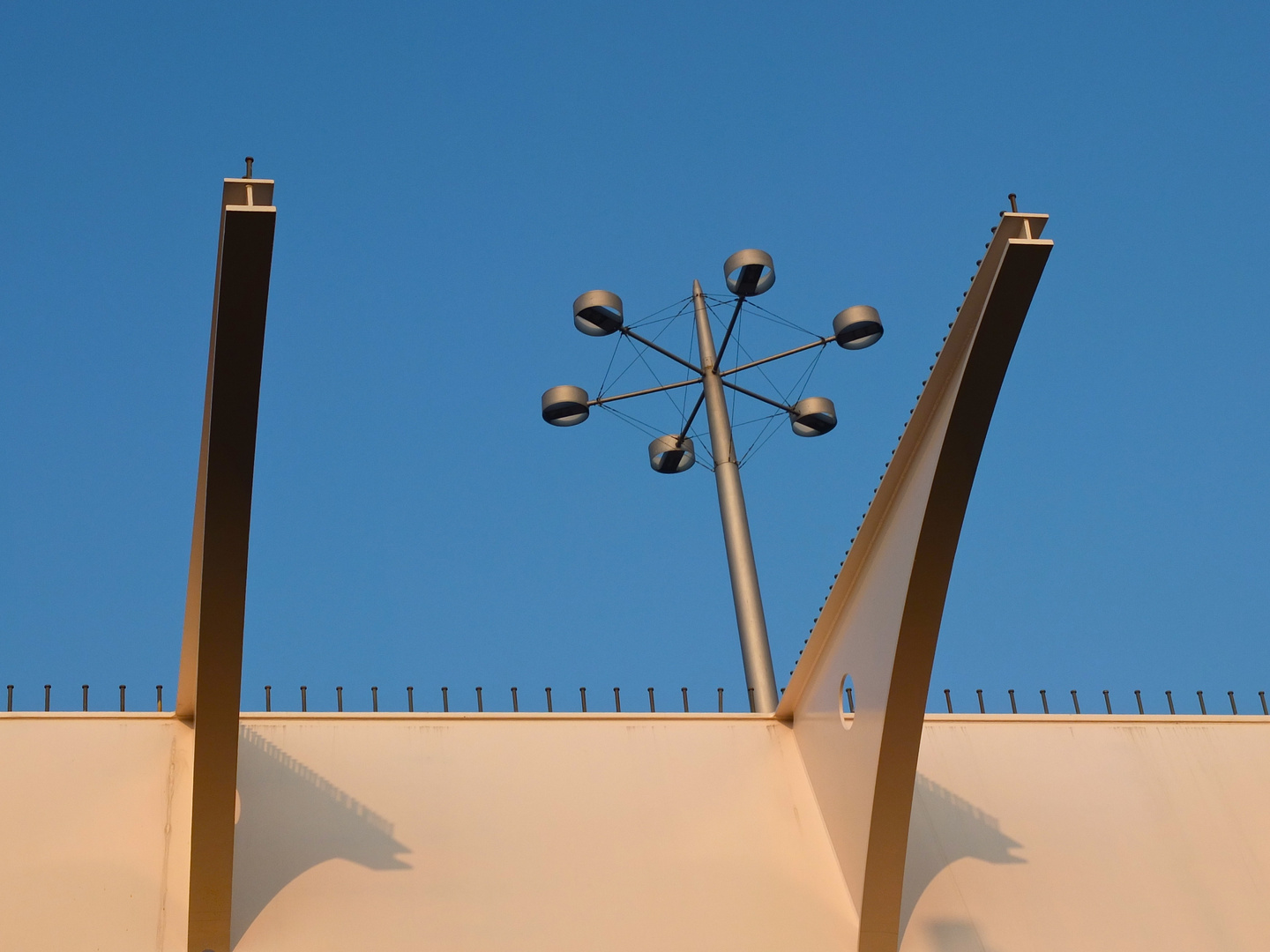 Brücke im Bau mit Lichtmast 2