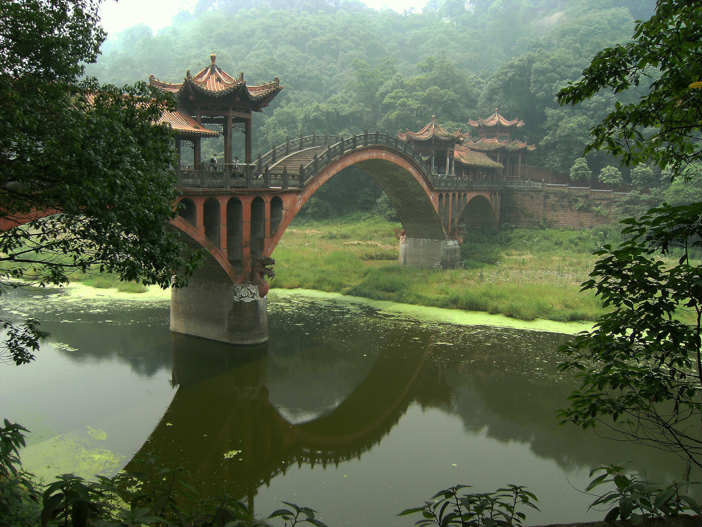 Brücke im Buddha-Park.