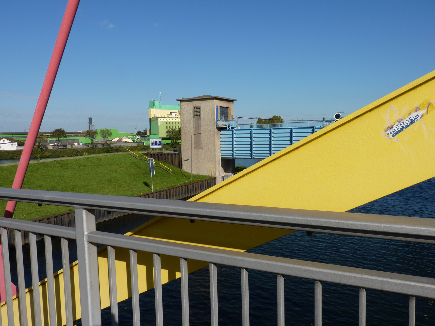 Brücke im Duisburger Hafen