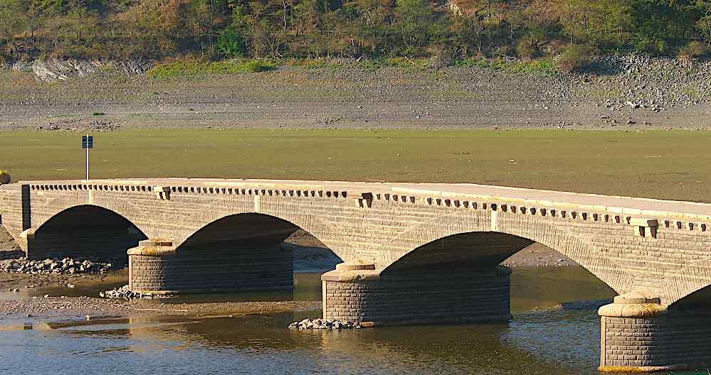 Brücke im Edersee