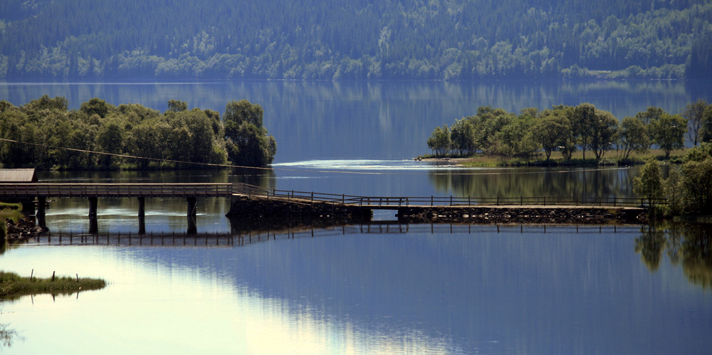 Brücke im Fjord