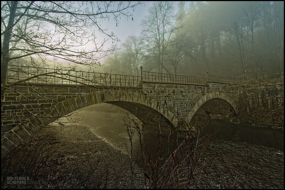 Brücke im Gegenlicht