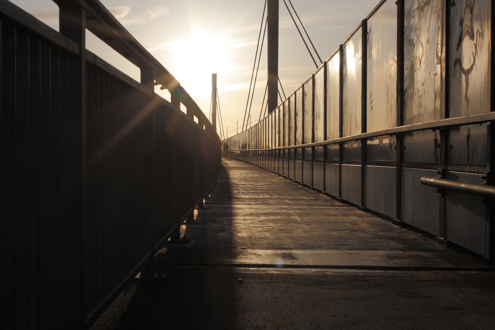 Brücke im Gegenlicht