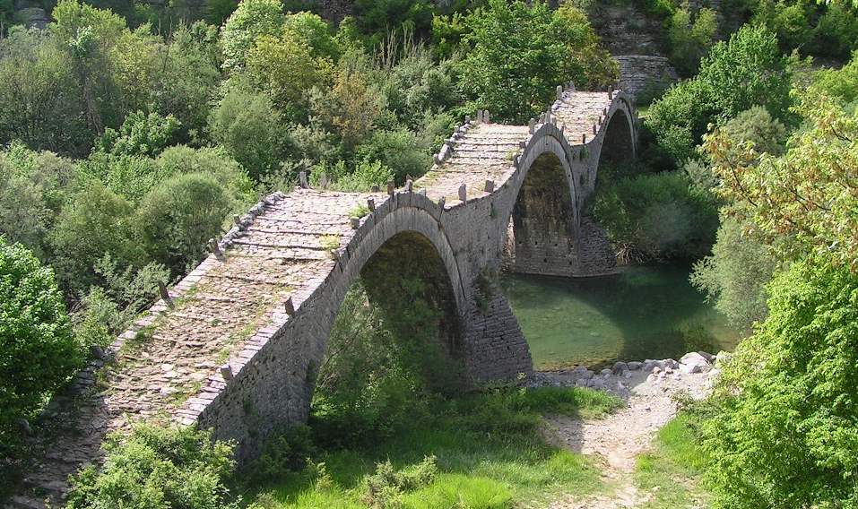 Brücke im grünen Meer