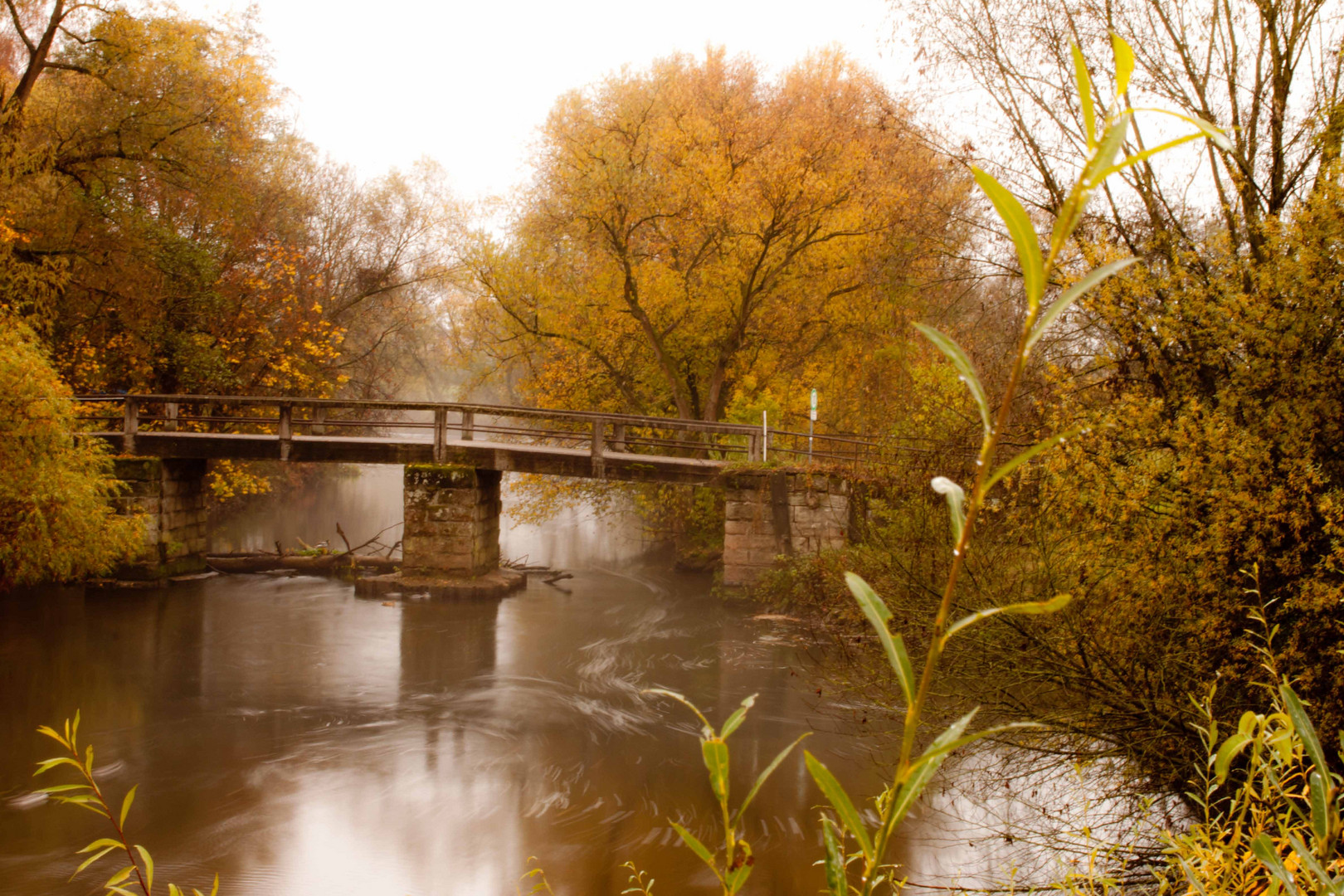 Brücke im Herbst