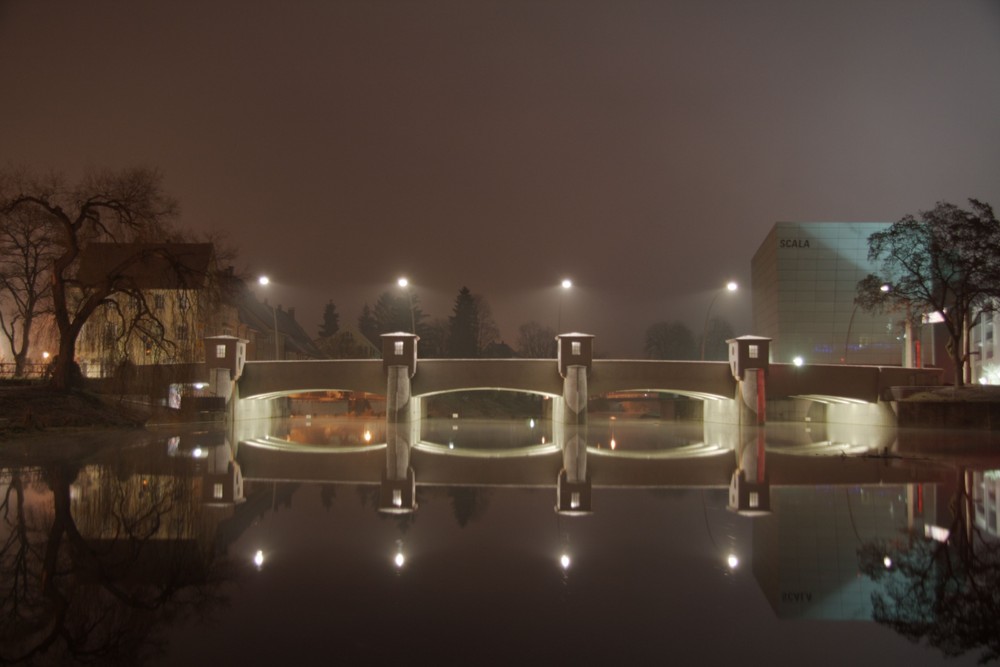 Brücke im Herbstnebel