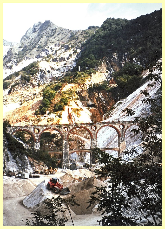 Brücke im Herzen Carraras