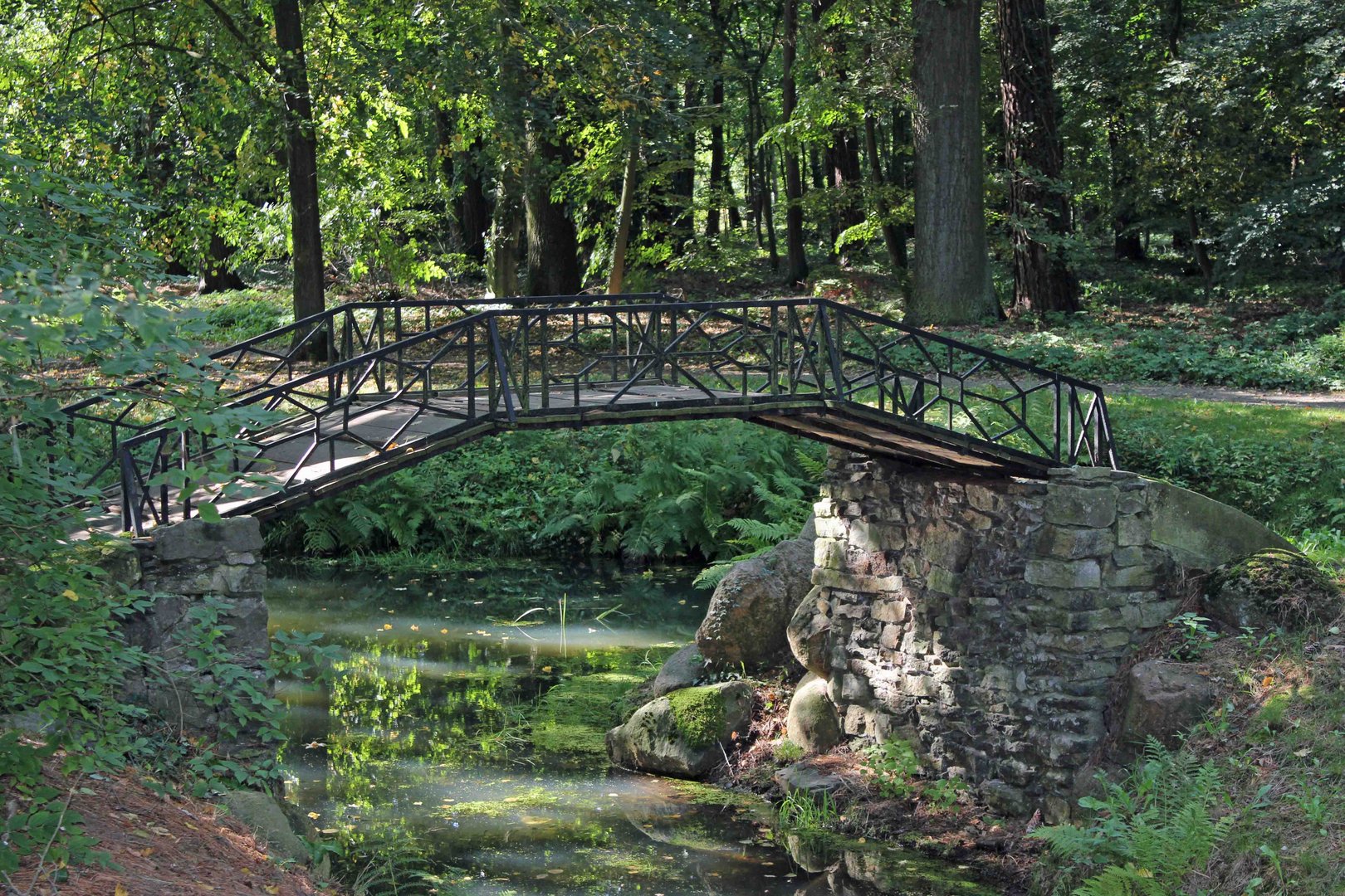 Brücke im japanischen Teil des Schlossparks Oranienbaum