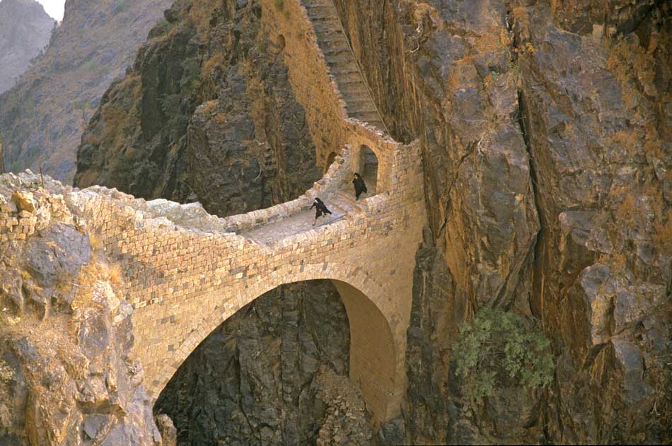 Brücke im Jemen bei Shahara, in den Bergen im Nordwesten des Landes