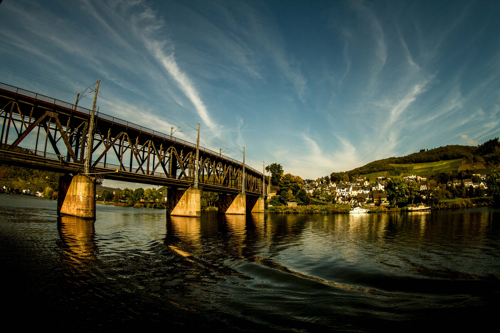 Brücke im Licht.