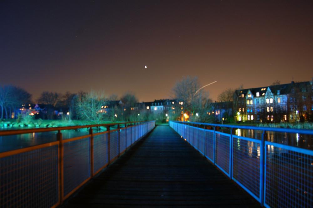 Brücke im Lichterspiel