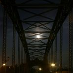 Brücke im Mondlicht