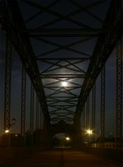 Brücke im Mondlicht