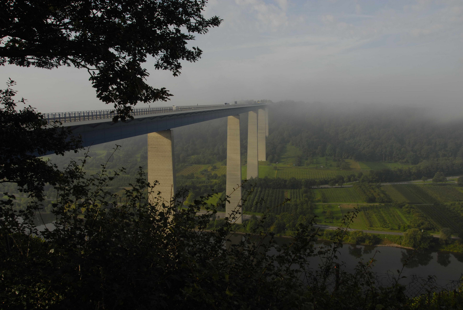 Brücke im Morgennebel