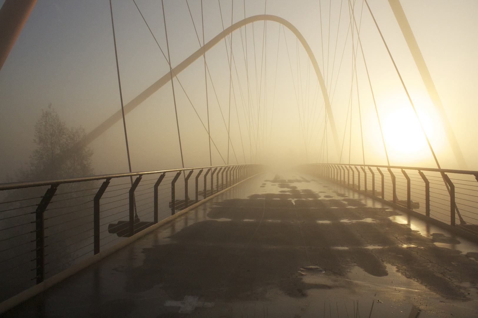 Brücke im Nebel